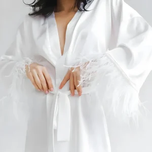 Peignoir Blanc Satin avec Plumes - Kimono Élégant Femme