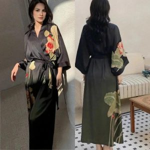 Peignoir Long Noir Fleuri Satiné - Motif Pivoines