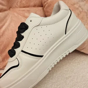 Sneakers Nœud Femme – Blanc & lacets noirs